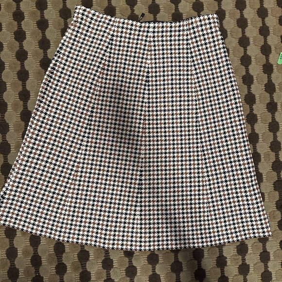 Apparalel Houndstooth Button/Pocket Detail Skirt - Picture 5 of 7